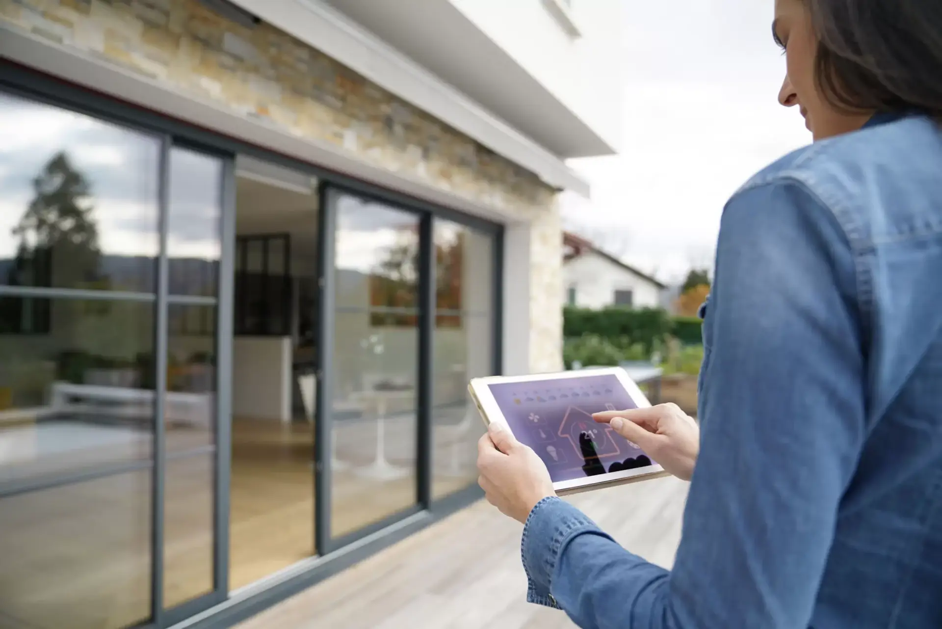 Vrouw bedient haar woning met een tablet