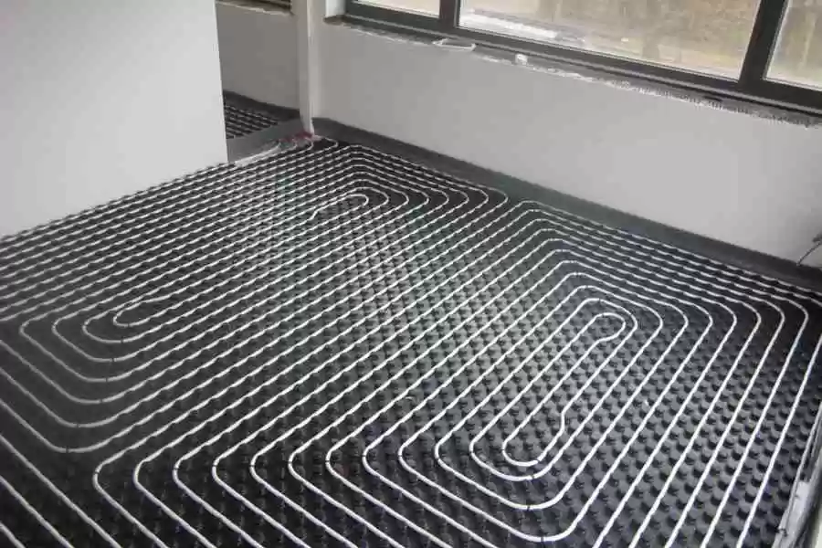 Leidingen van vloerverwarming op de ondervloer