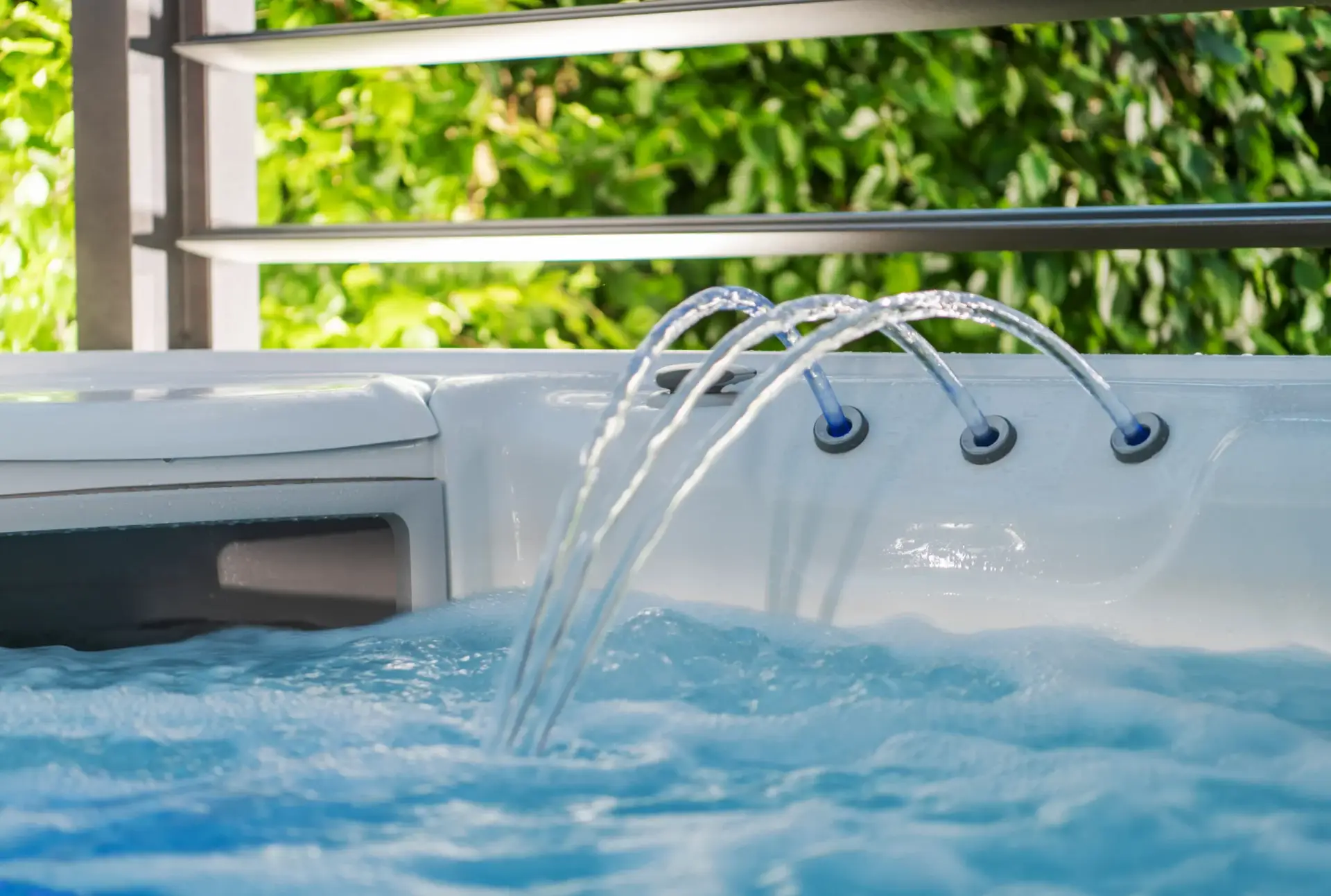 Bubbelbad met waterstralen in een groene tuin