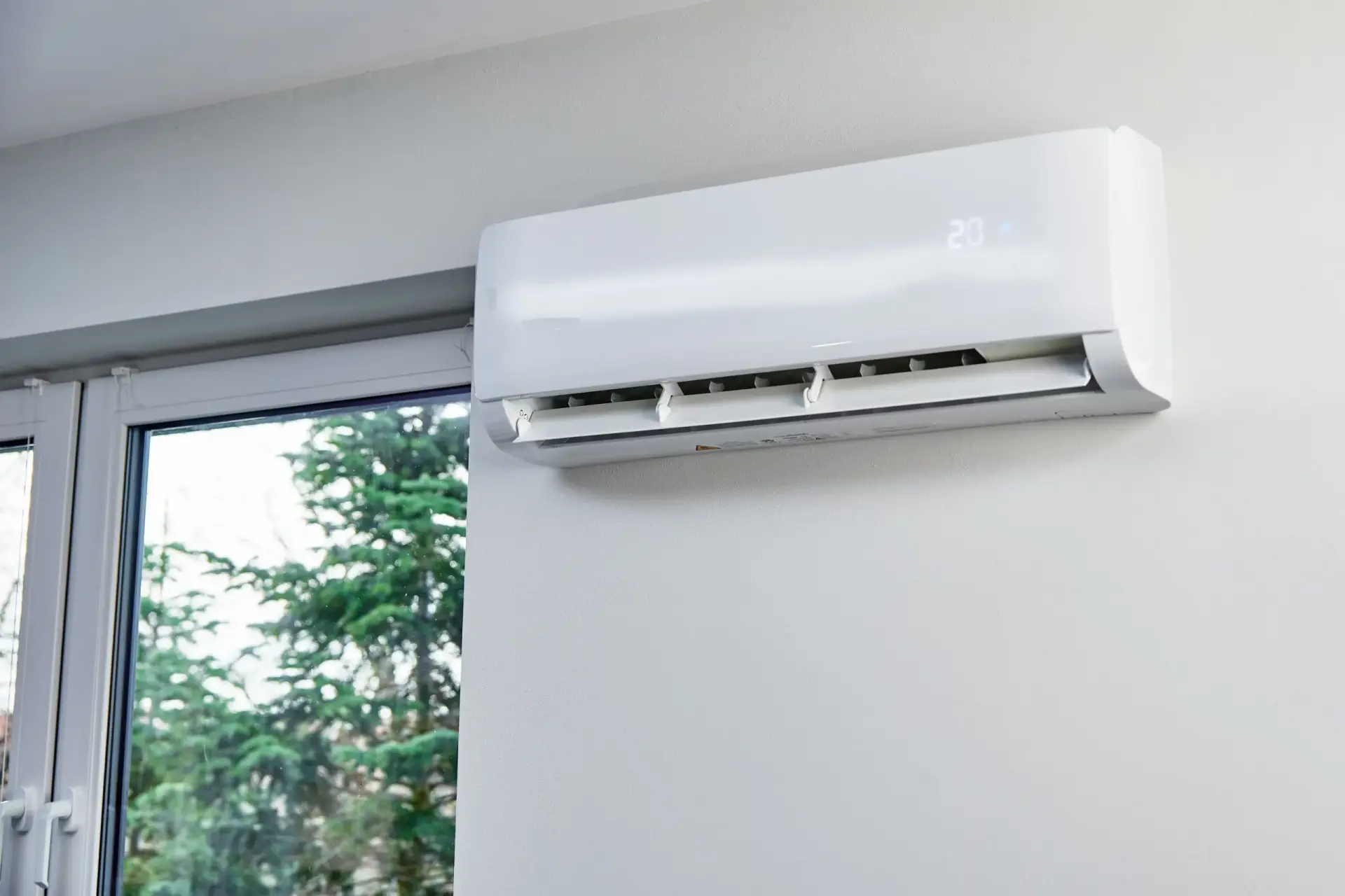 Airco-binnentoestel boven een raam