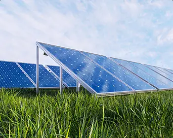 Zonnepanelen op een grasveld