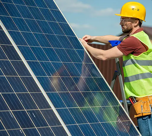 Technieker monteert zonnepanelen op een dak
