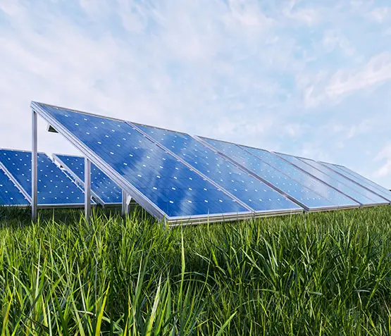 Zonnepanelen op een grasveld