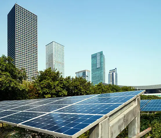 Zonnepanelen met hoogbouw op de achtergrond
