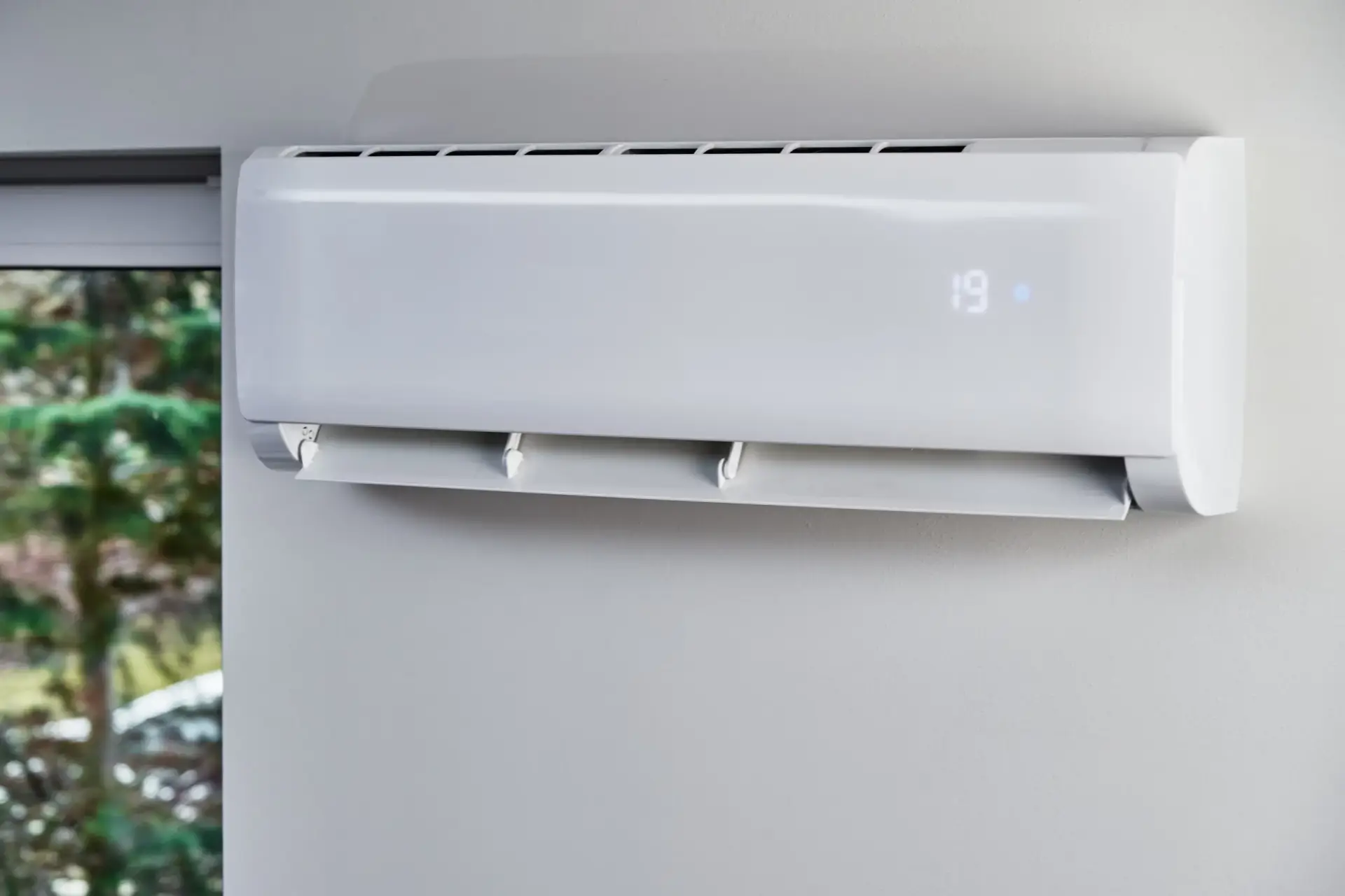 Wit airco-binnentoestel aan de muur