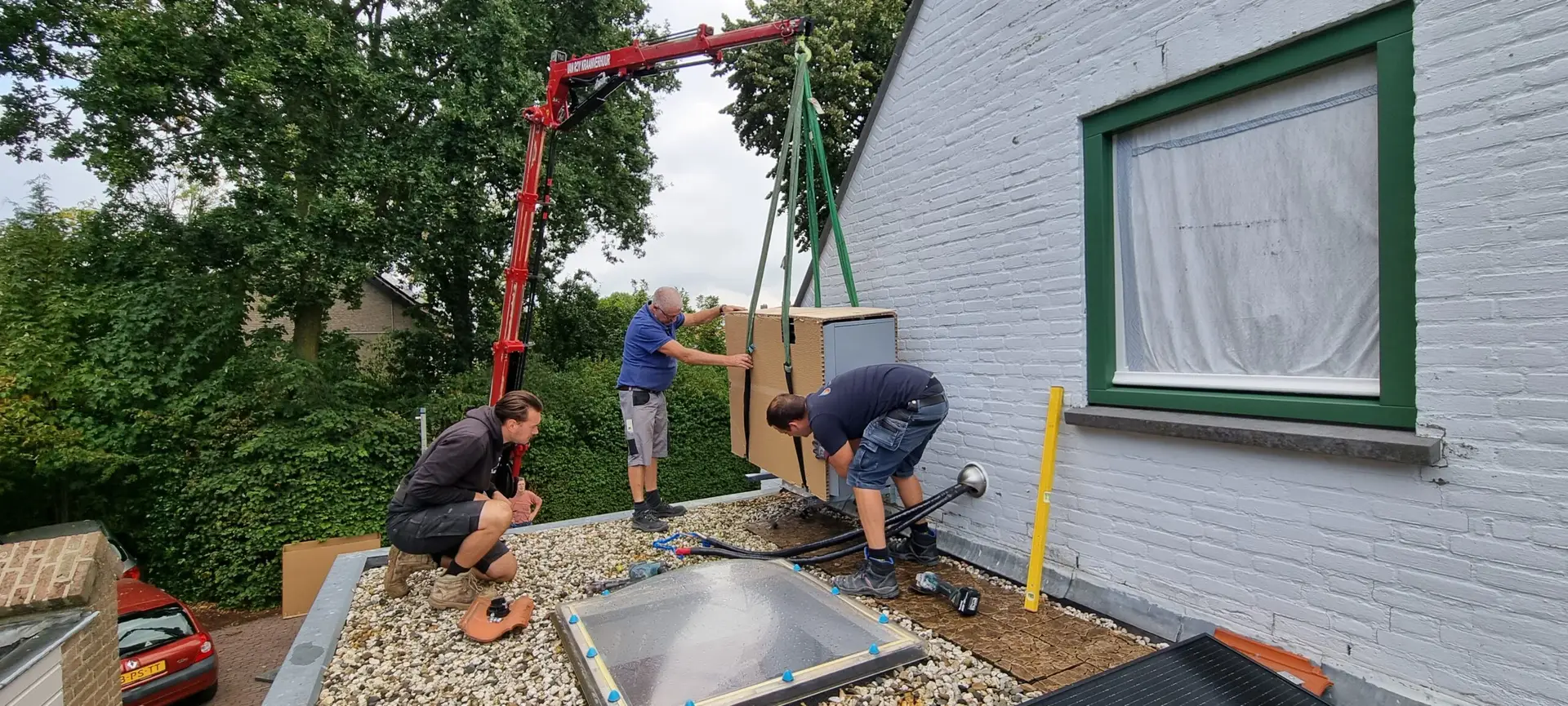 Plaatsing van een warmtepomp met kraan bij een woning