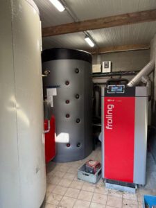 Fröling S4 houtketel naast een geïsoleerd buffervat, project S4 houtketel Fröling 60 kW