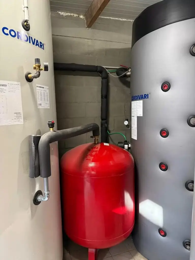Buffervat met rood expansievat, project S4 houtketel Fröling 60 kW