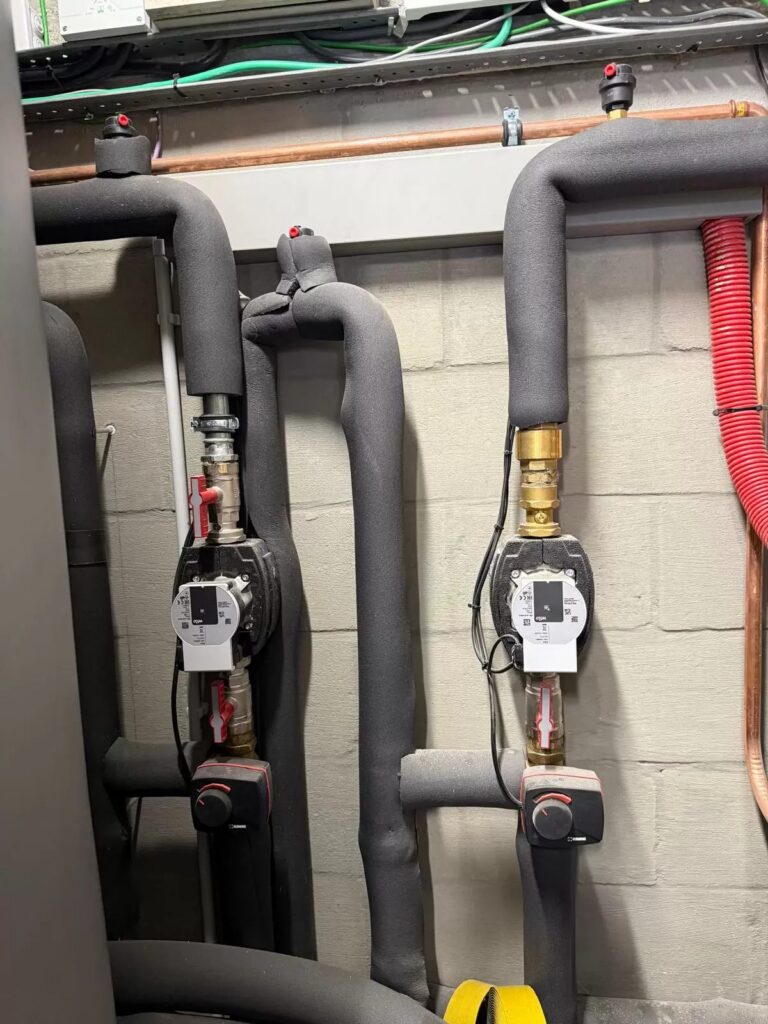 Geïsoleerde leidingen met circulatiepompen, project S4 houtketel Fröling 60 kW