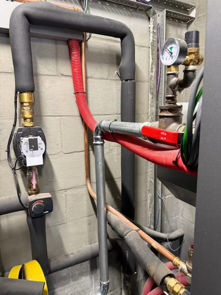 Leidingen en pompen aan de ketel, project S4 houtketel Fröling 60 kW