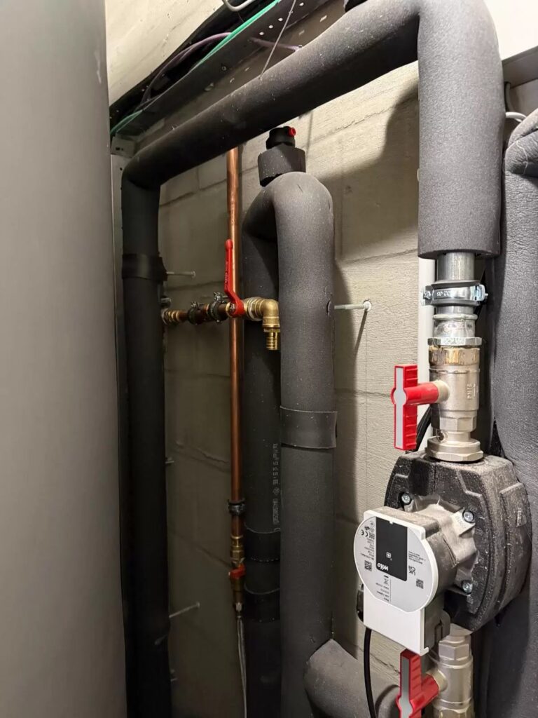 Geïsoleerde leidingen met pomp in de stookruimte, project S4 houtketel Fröling 60 kW