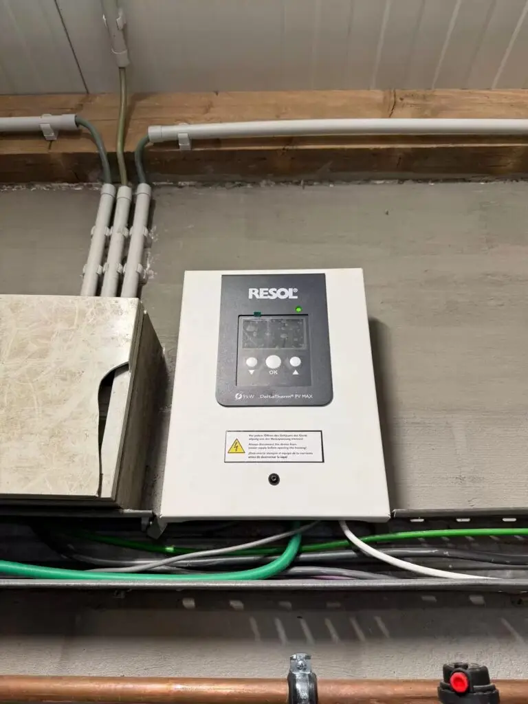 Regelaar van de installatie aan de muur, project S4 houtketel Fröling 60 kW