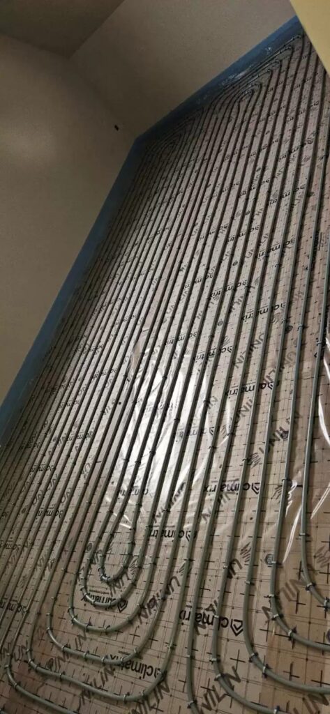 Vloerverwarmingsleidingen in een smalle ruimte, project Vloerverwarming Laurijssen