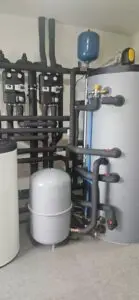 Warmtepompinstallatie met boiler en expansievat, project Warmtepomp met grondboring