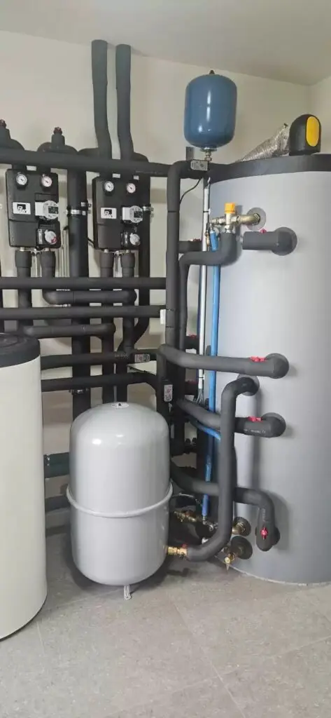 Warmtepompinstallatie met boiler en expansievat, project Warmtepomp met grondboring