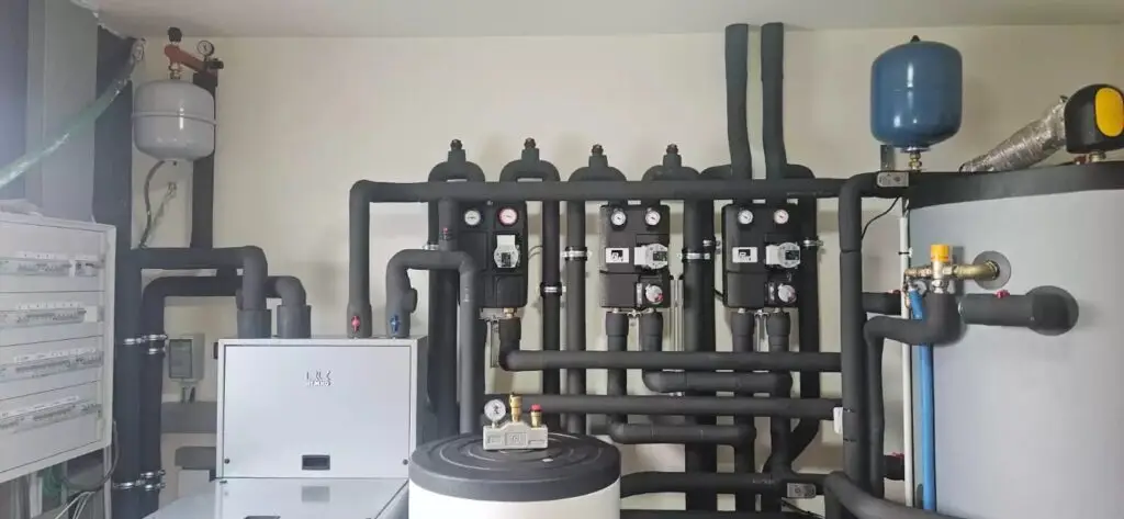 Technische ruimte met warmtepomp en pompgroepen, project Warmtepomp met grondboring