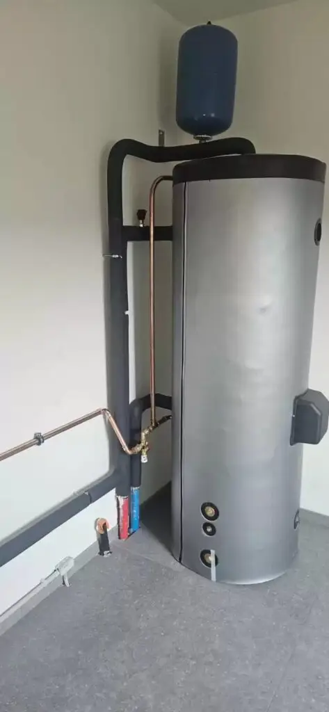 Boiler in de technische ruimte, project Warmtepomp met grondboring