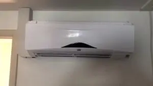 Airco-binnenunit aan de muur, realisatie Aqua & Fire
