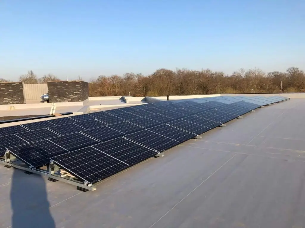 Zonnepanelen op een groot plat dak, realisatie Aqua & Fire