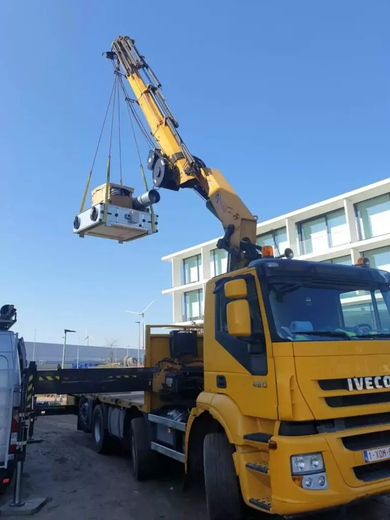 Kraanwagen hijst de ventilatie-unit naar het dak, realisatie Aqua & Fire