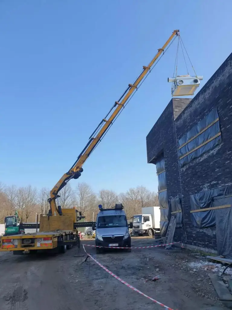 Kraan bij het gebouw voor de ventilatie-unit, realisatie Aqua & Fire