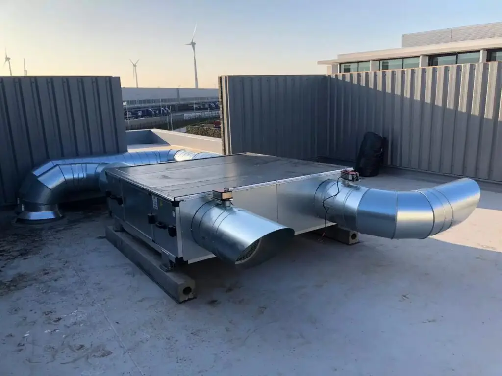 Ventilatie-unit met kanalen op het dak, realisatie Aqua & Fire