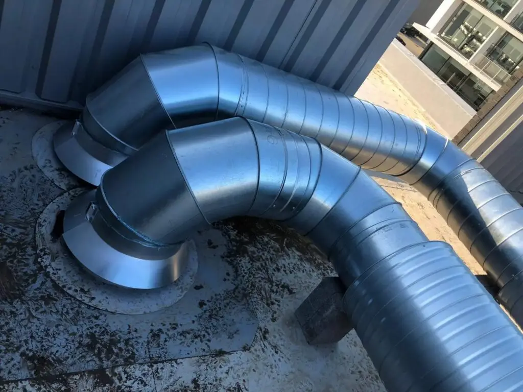 Ventilatiekanalen bij de dakdoorvoer, realisatie Aqua & Fire
