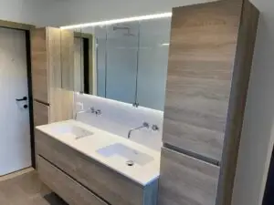 Badmeubel met dubbele wastafel en hoge kast, realisatie Aqua & Fire