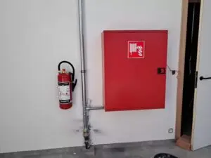 Brandhaspel en brandblusser aan de muur, project Brandhaspels en aansluitingen Lichtaart