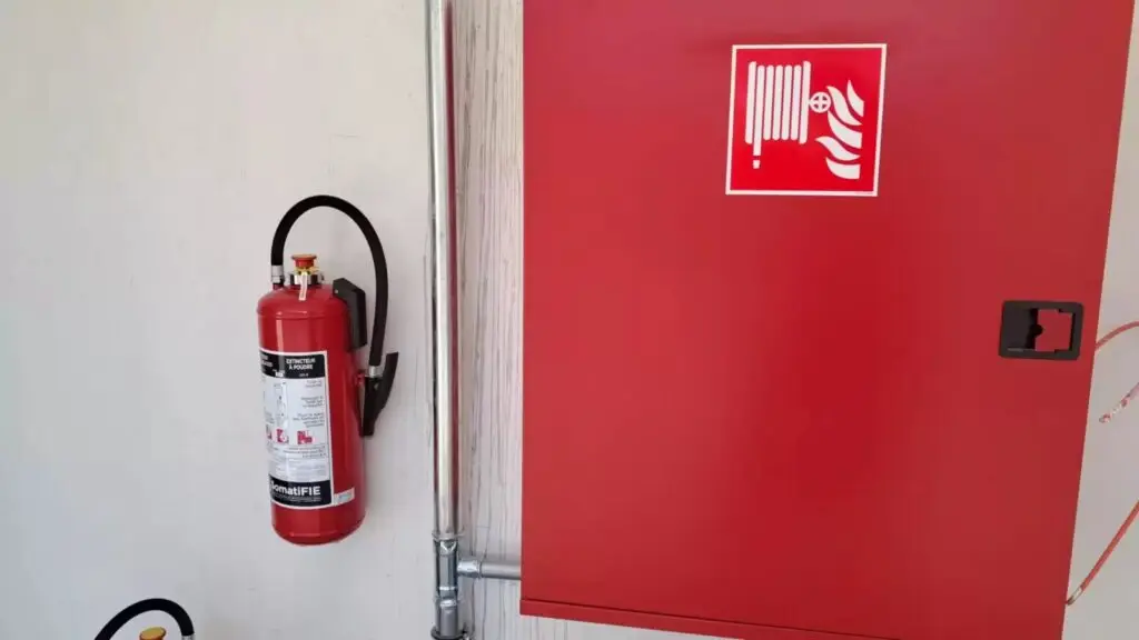 Brandhaspel in rode kast met brandblusser, project Brandhaspels en aansluitingen Lichtaart