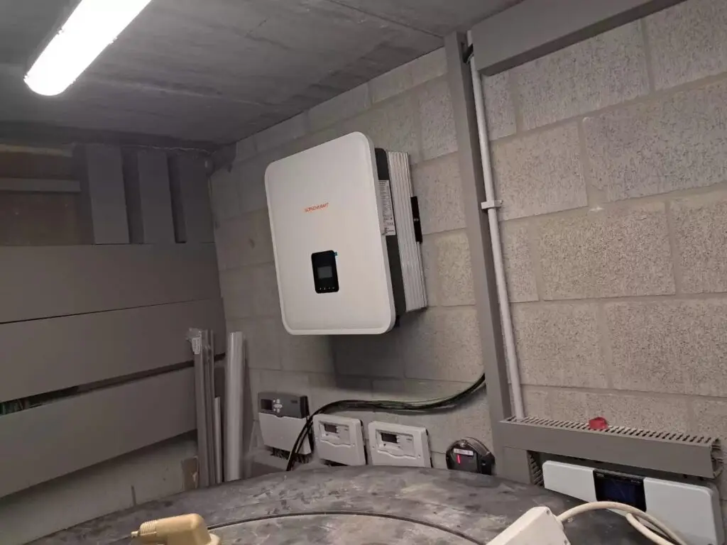 Omvormer aan de muur, project Installatie Sonnenkraft zonnepanelen