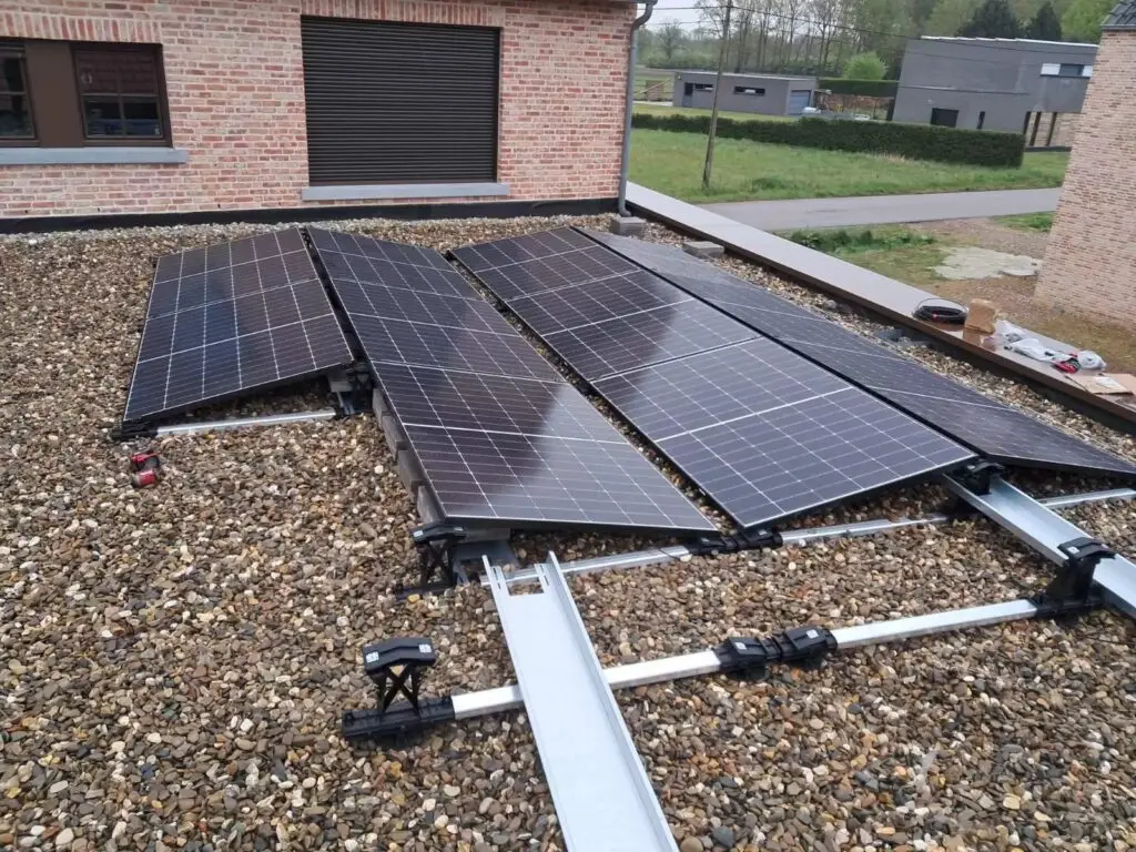Zonnepanelen op een plat dak, project Installatie Sonnenkraft zonnepanelen