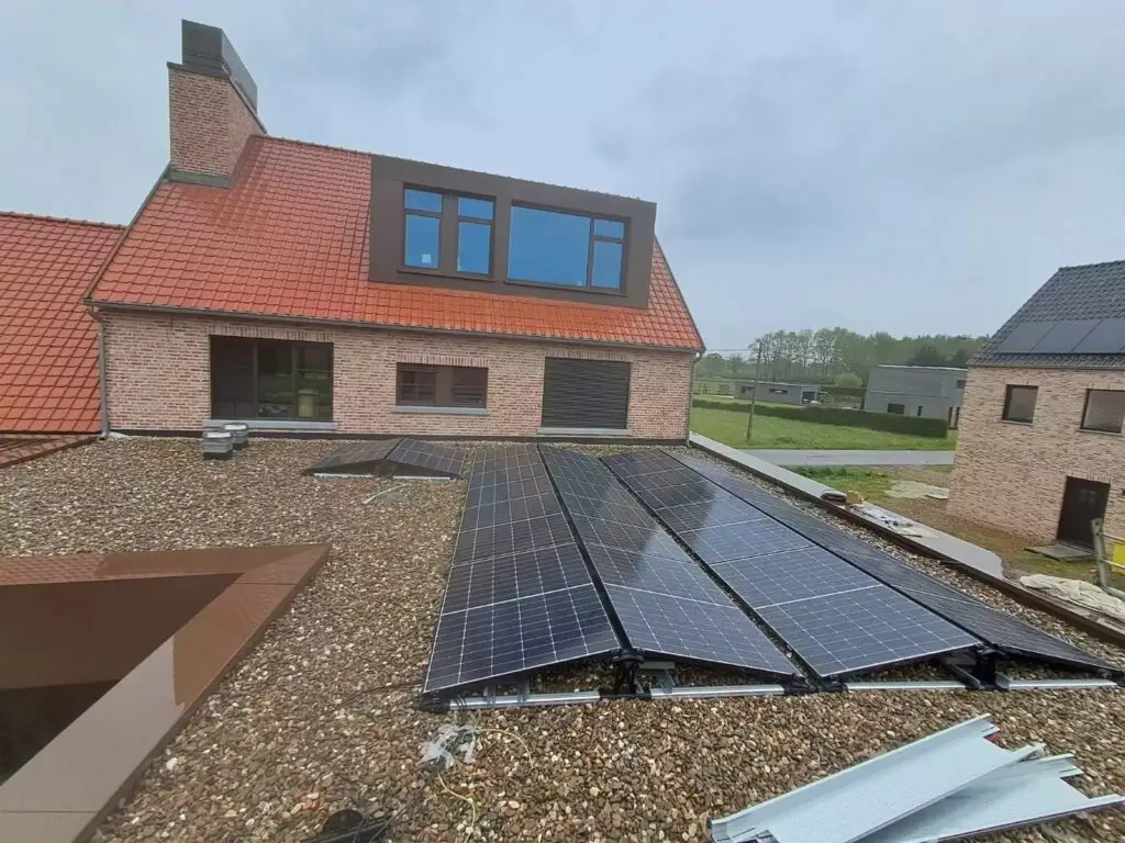 Zonnepanelen op het platte dak van een woning, project Installatie Sonnenkraft zonnepanelen
