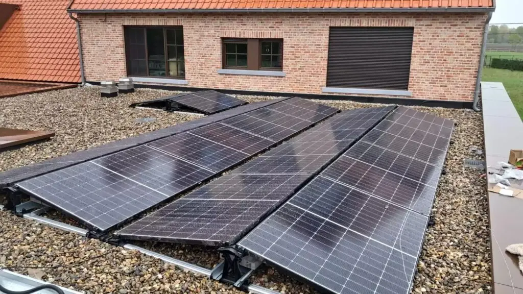 Zonnepanelen op een plat dak met grind, project Installatie Sonnenkraft zonnepanelen