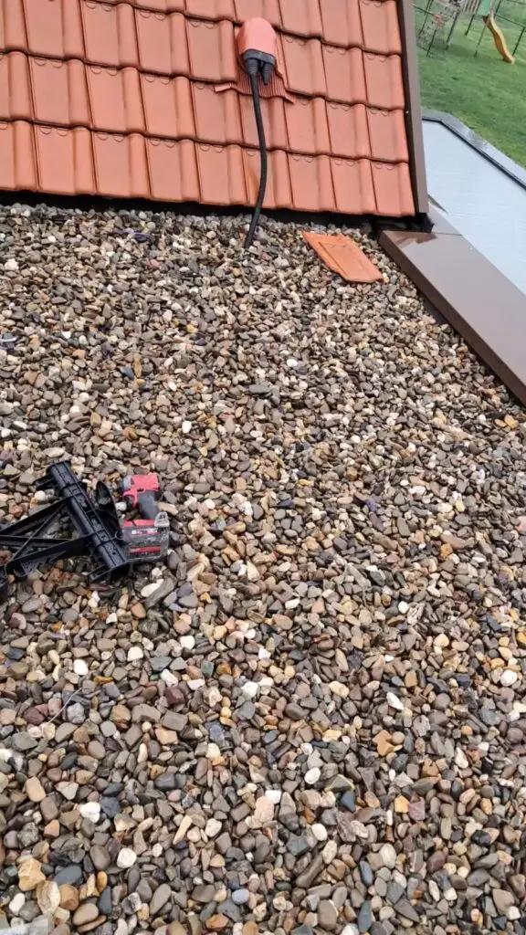 Bevestiging op het platte dak, project Installatie Sonnenkraft zonnepanelen
