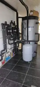Boiler met geïsoleerde leidingen en expansievat, project Isolatiewerken Streekstra