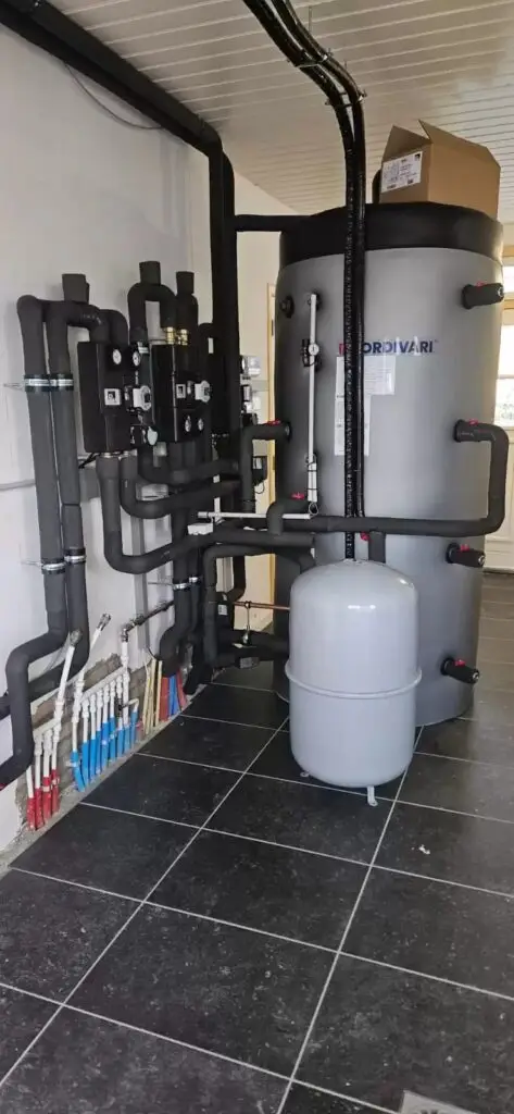 Boiler met geïsoleerde leidingen en expansievat, project Isolatiewerken Streekstra