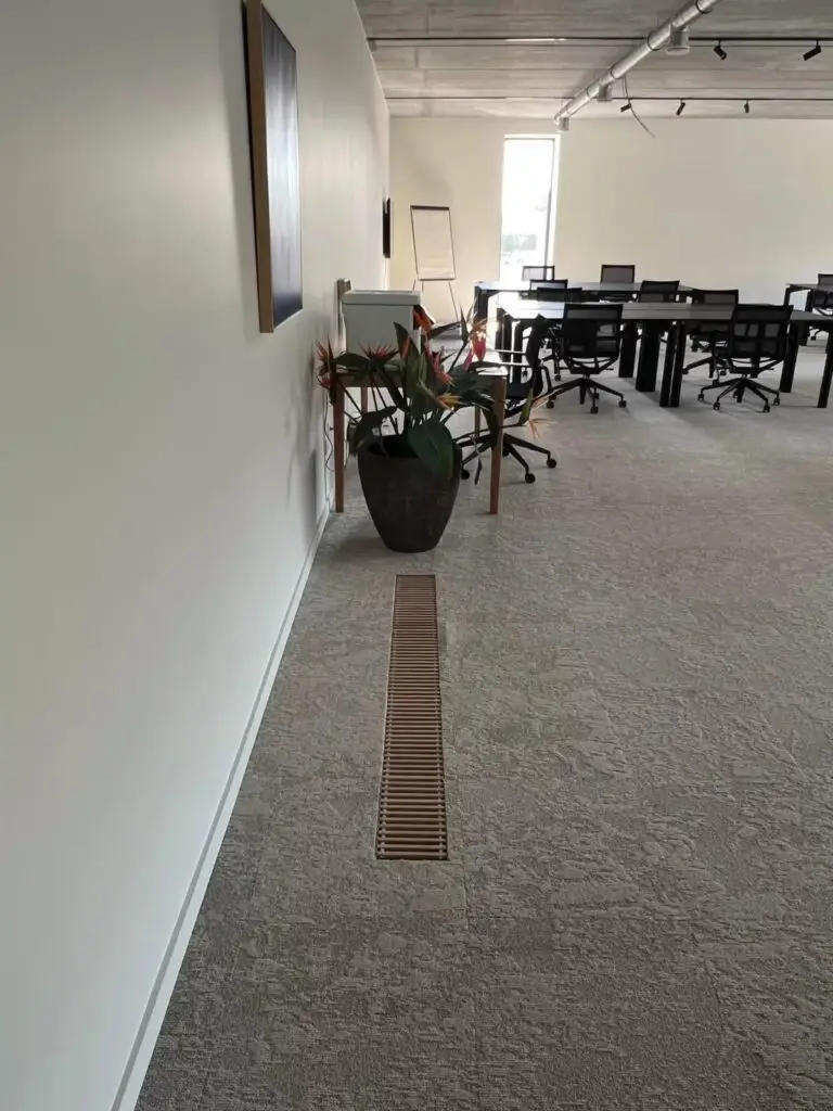 Kantoorruimte met vloerrooster langs de gang, project Ventilatiesysteem Cairox