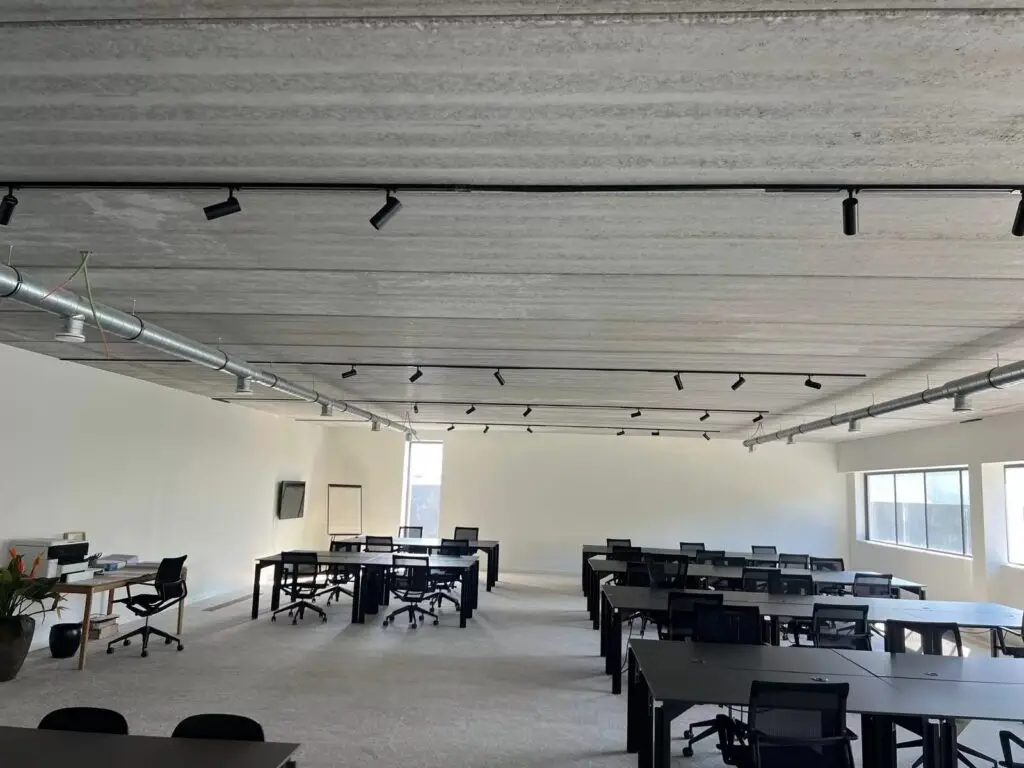 Grote kantoorruimte met werkplekken, project Ventilatiesysteem Cairox