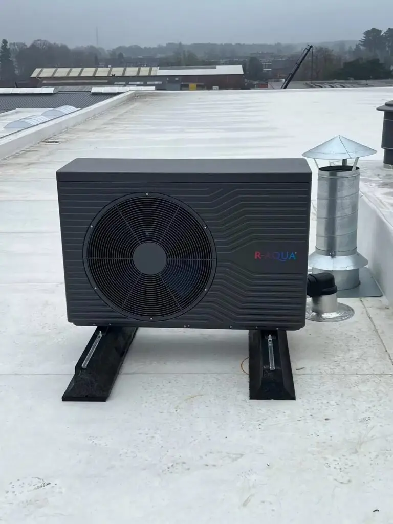 Buitenunit op een plat dak, project Ventilatiesysteem Cairox