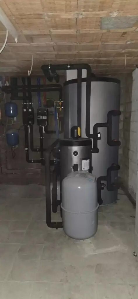 Technische ruimte met boiler en leidingen, project Isolatiewerken Beersel