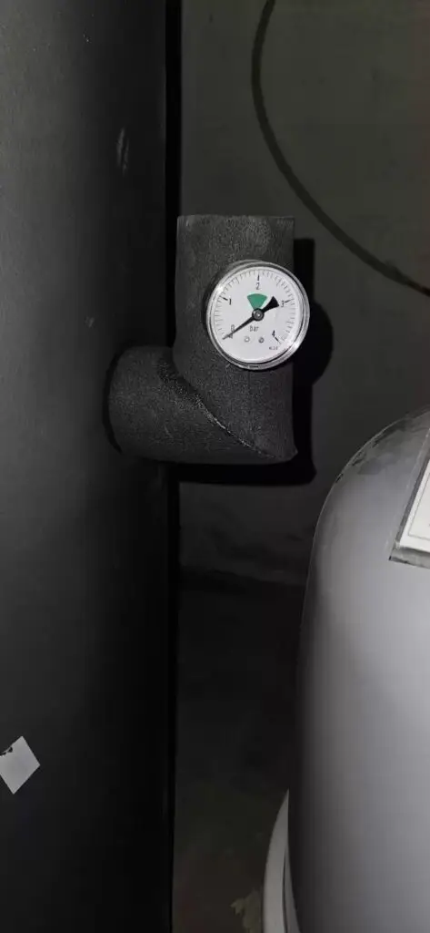 Manometer op een geïsoleerde leiding, project Isolatiewerken Beersel