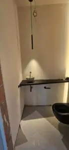 Toilet met wandplank en verlichting, project Badkamerinstallatie Retie