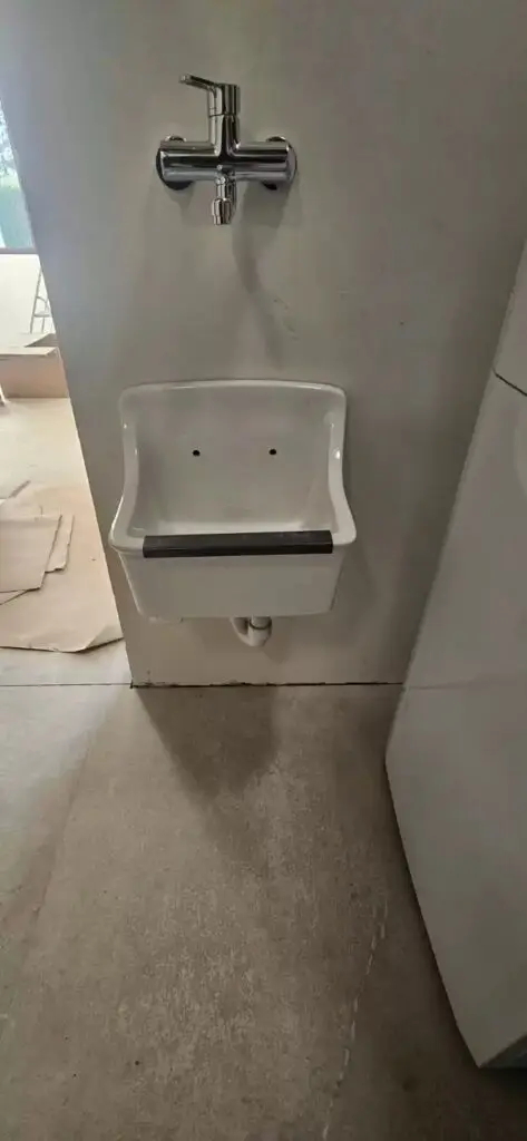 Wastafel met kraan aan de muur, project Badkamerinstallatie Retie