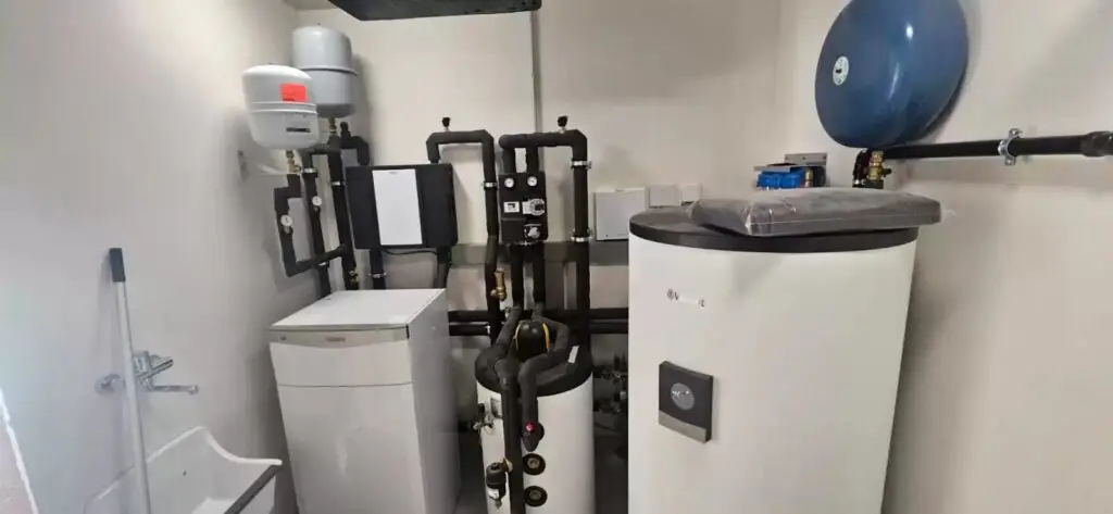 Technische ruimte met boiler en pompgroepen, project Badkamerinstallatie Retie