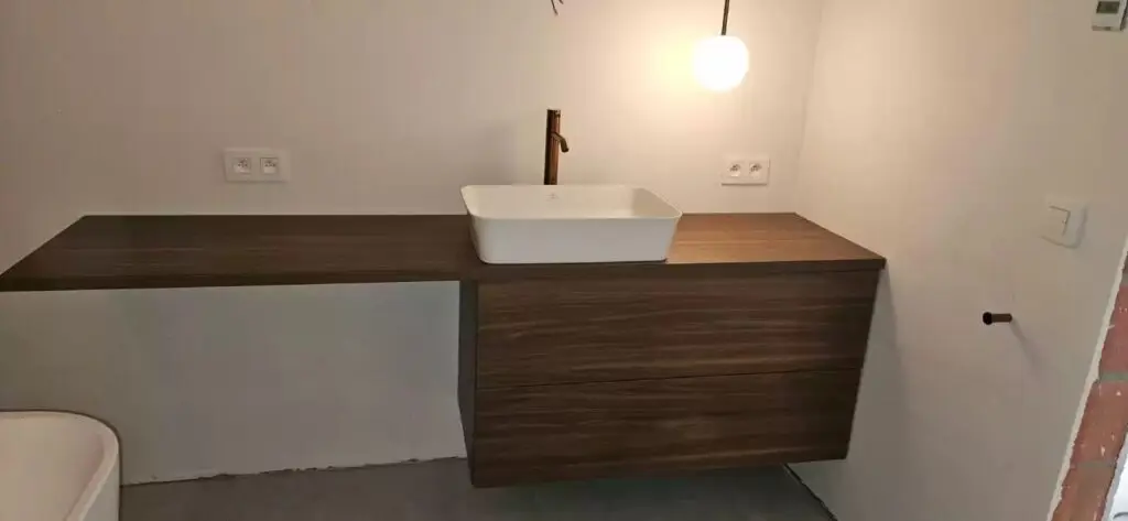 Houten badmeubel met opzetwastafel, project Badkamerinstallatie Retie