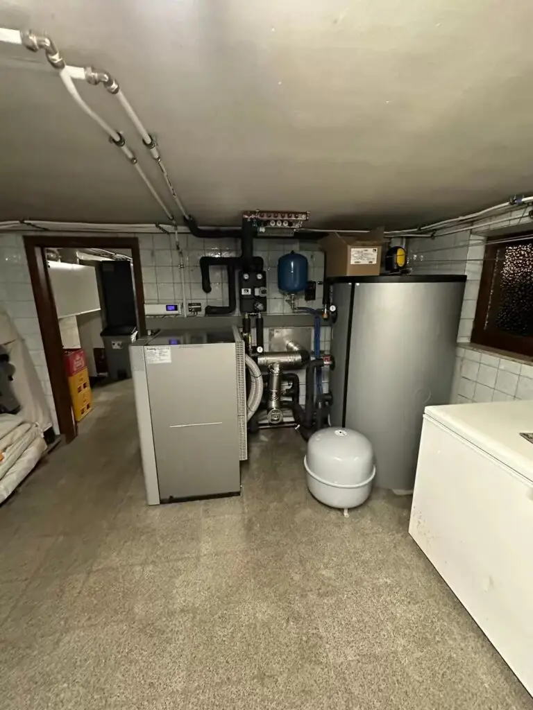 Kelder met pelletketel en buffervat, project Stookolieketel vervangen door PE1 pelletketel 25 kW Fröling