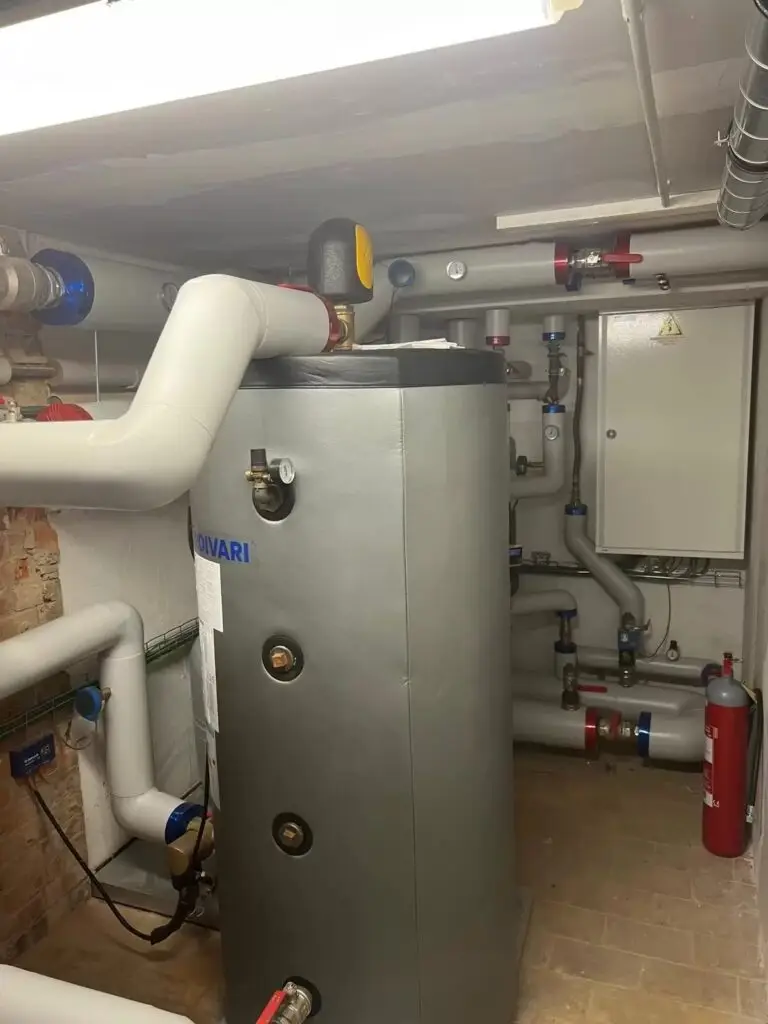 Boiler en leidingen in de stookplaats, project Installatie warmtekrachtkoppeling voor verwarming chateau