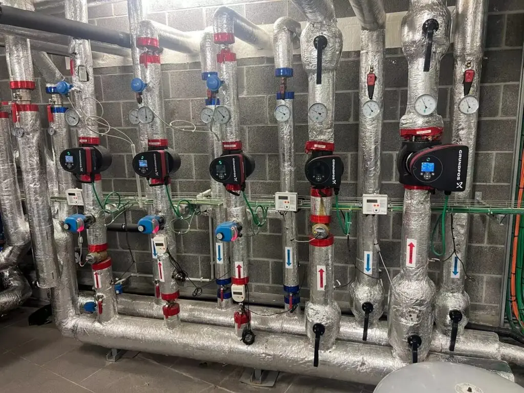 Geïsoleerde collector met circulatiepompen, project Installatie warmtekrachtkoppeling voor verwarming chateau