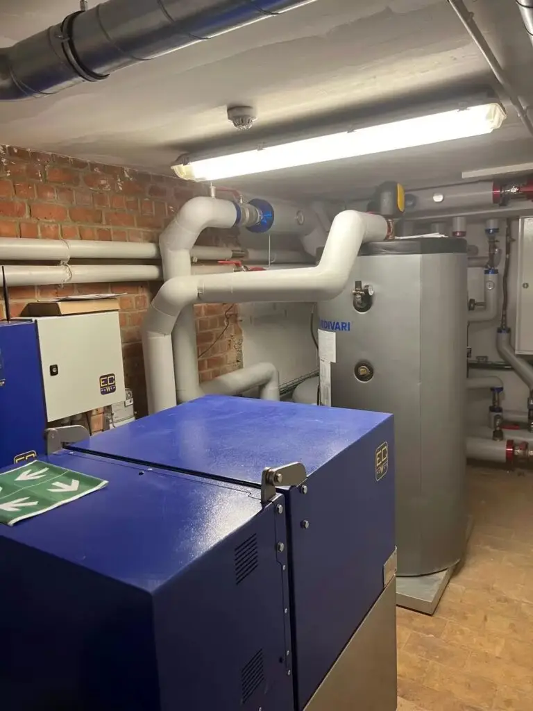 Warmtekrachtkoppeling en boiler in de stookplaats, project Installatie warmtekrachtkoppeling voor verwarming chateau